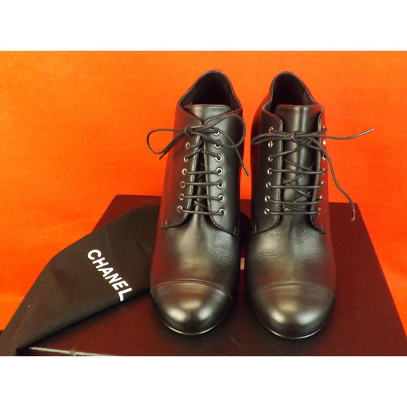 NIB CHANEL BLACK LEATHER LUCITE PEARL HEEL LACE UP G30455 ANKLE BOOTS 40.5 $1675 - Picture 6 of 12